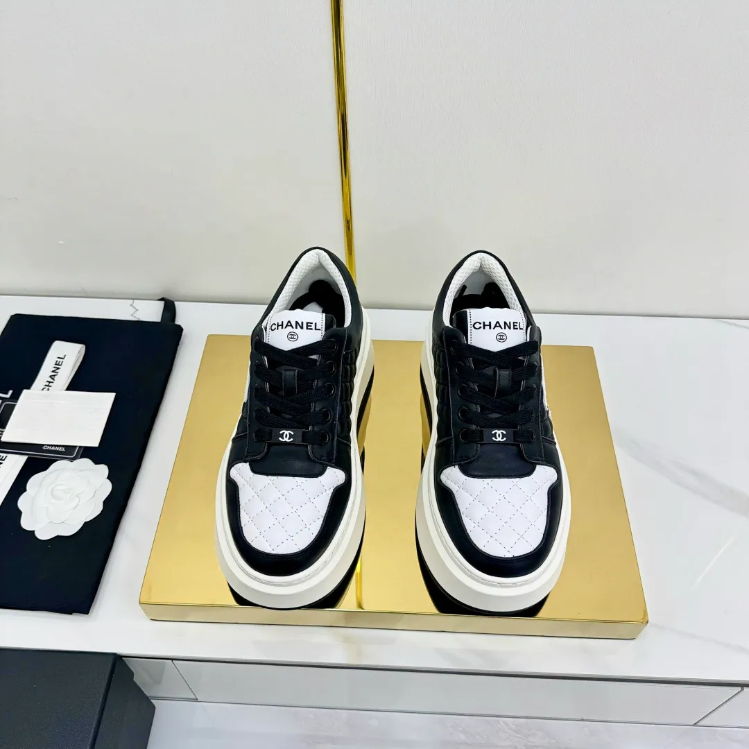 👟👟Ex-factory price 600👟👟 Upgraded version, upgraded version, upgraded version! No rebuttal accepted! ! ! ! Chanel Chanel panda shoes! 2025 counter's top casual sports shoes. This classic design; the upper is electro-embroidered with a variety of techniques; the outsole is fashionable and sporty; the unusual inclusion of a variety of color matching elements... The diversified mix and match is very good-looking and versatile, and can be used for leisure, fashion, sports, and outdoor... ꫛꫀꪝ Go➫ Materials: ❶Upper made of: original imported first-layer silk cowhide + original waterproof cloth + original first-layer cowhide ❷Inner lining: Original Yangli+Net ❸Outsole based on: Original TPU combination outsole Counter boutique packaging complete set for women 35–41 👉 👉 👉 👉 👉